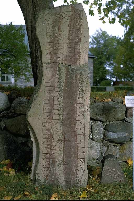 Runes written on runsten, jotnisk sandsten. Date: V